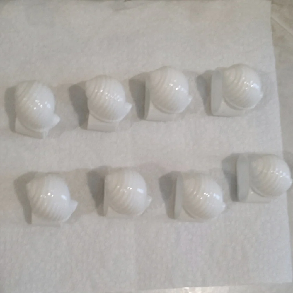 Set of 8 ceramic shell napkin ring holders